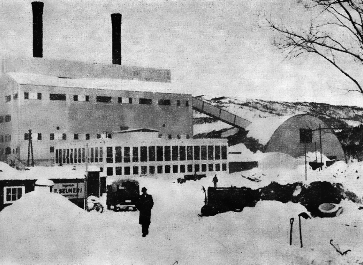 Smelteverket i snø, 1960 - bygningen med to piper