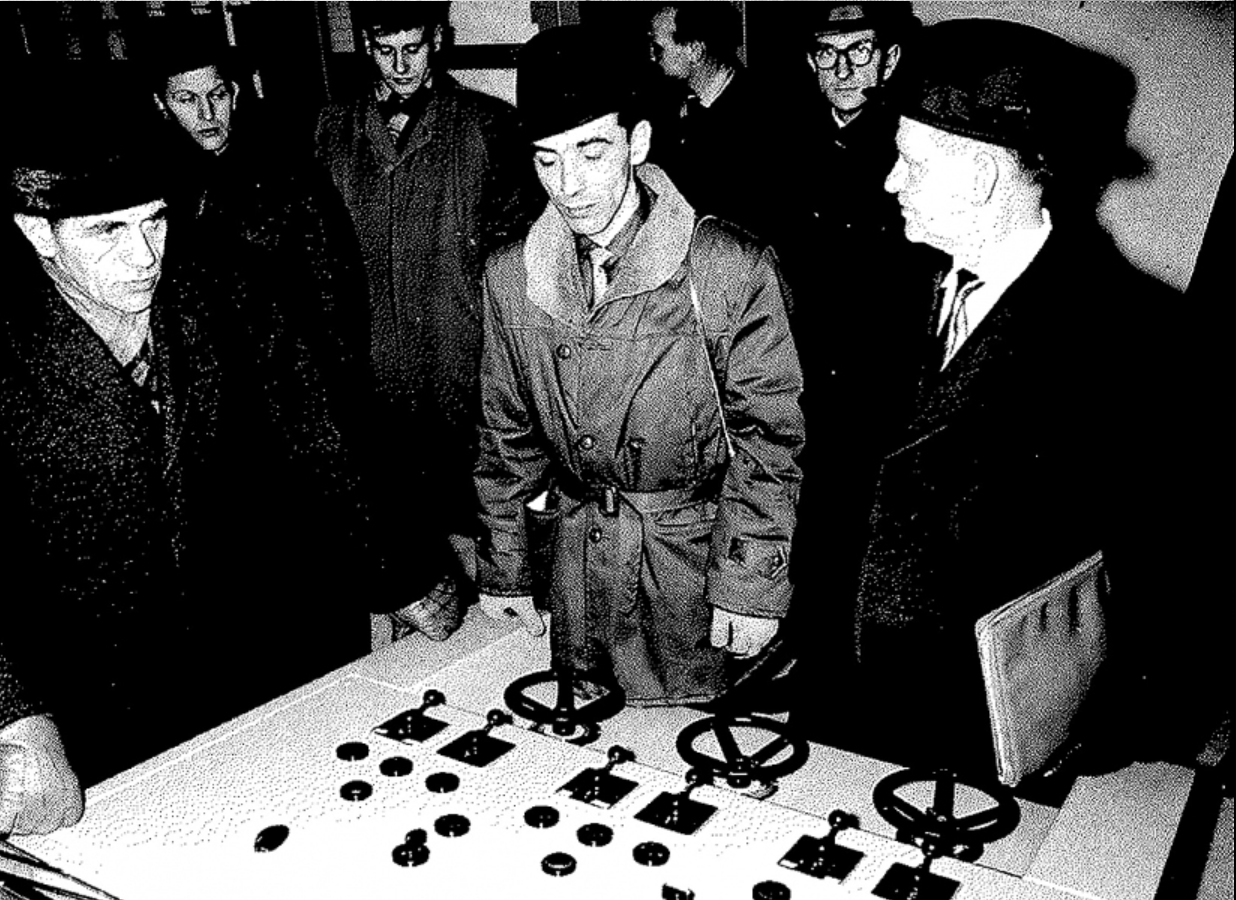 Ansatte ved et tidlig kontrollpanel, 1962